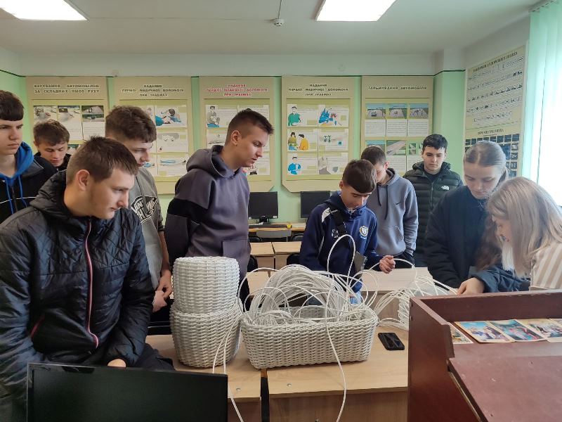 Студенти вплітають красу: майстер-клас плетіння кашпо з ротангу