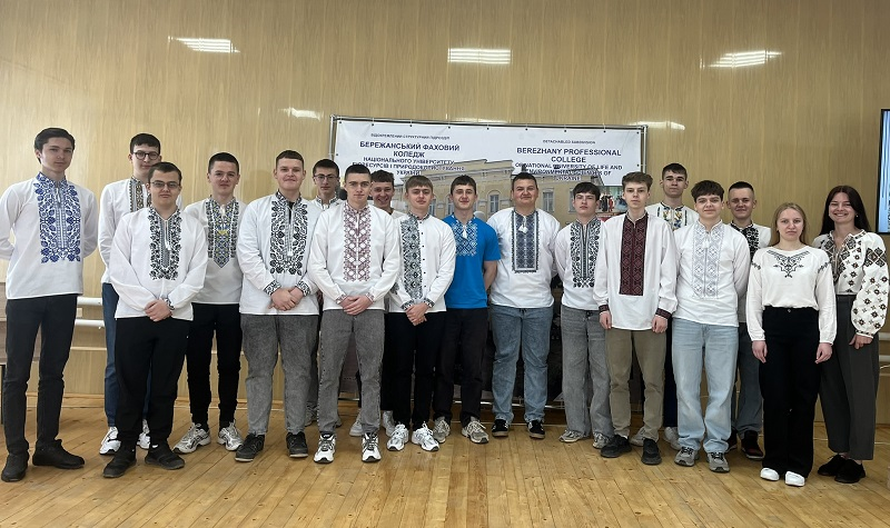 Барвиста вишиванкова палітра України