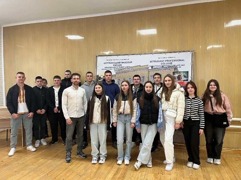Виховний захід «Розвиток командних навичок через інтелектуальні ігри та рольові завдання»