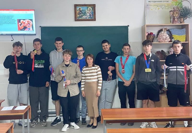 13 червня викладачка хімії природничої циклової комісії Гладка О.Е. провела годину спілкування «Стероїди: за чи проти» з студентами групи Е-11
