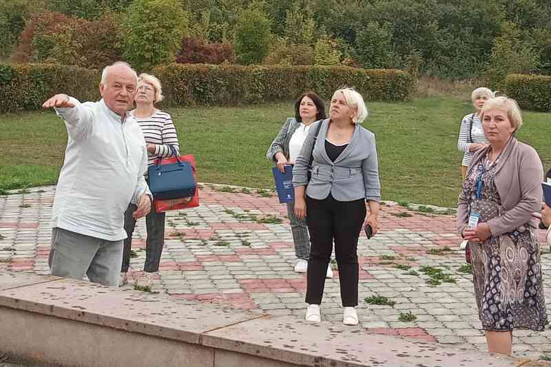 100