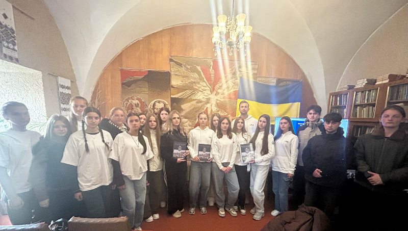 Студенти групи ОФМ-11 на презентації збірника «Вони прославили наш край: почесні громадяни міста Бережани»