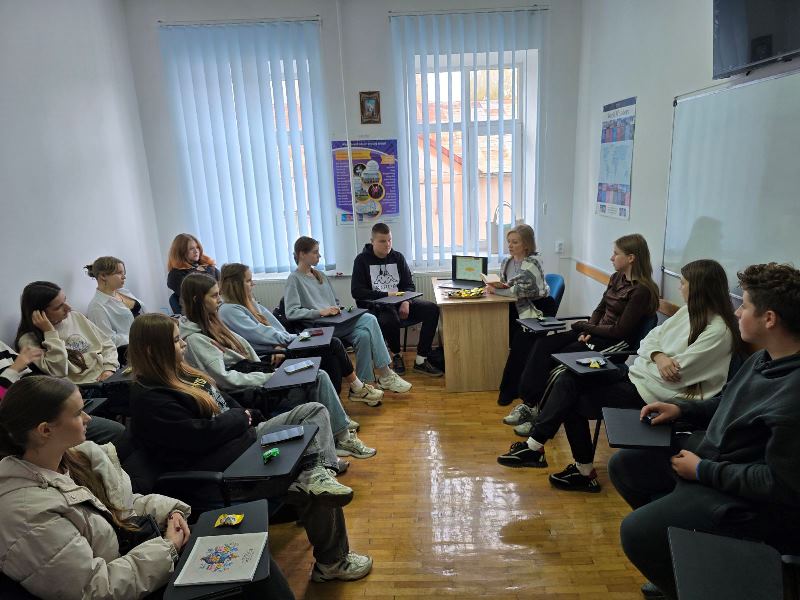 Книжковий клуб «Янг едалт»: дискусія про досвід соціалізації через призму роману «Кава з кардамоном» Йоанни Яґелло