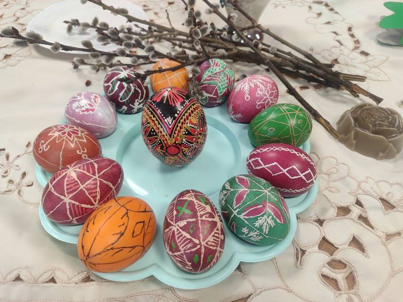 Дотик до традиції: викладачі створювали великодні писанки