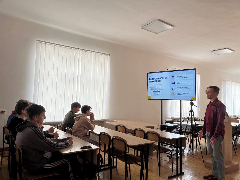 «Безбар’єрність починається з нас». «Бар’єри створюють люди — і люди можуть їх прибрати».